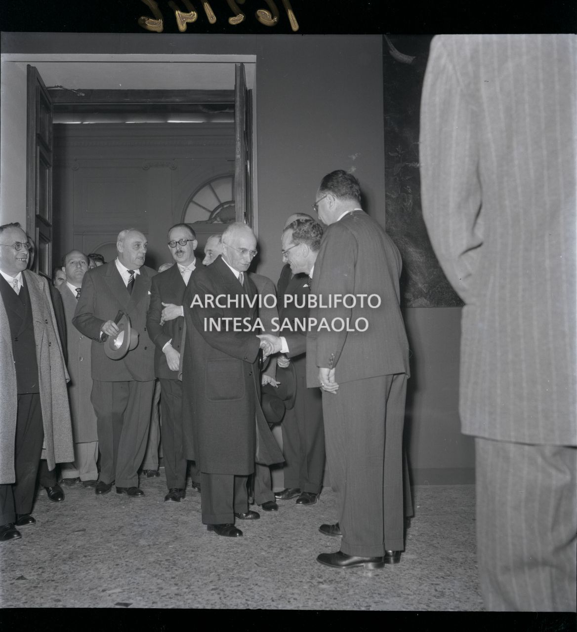 Il presidente della Repubblica Luigi Einaudi saluta le autorità in occasione della sua visita alla mostra "Pittori della realtà in Lombardia" a Palazzo Reale a Milano<br>162146