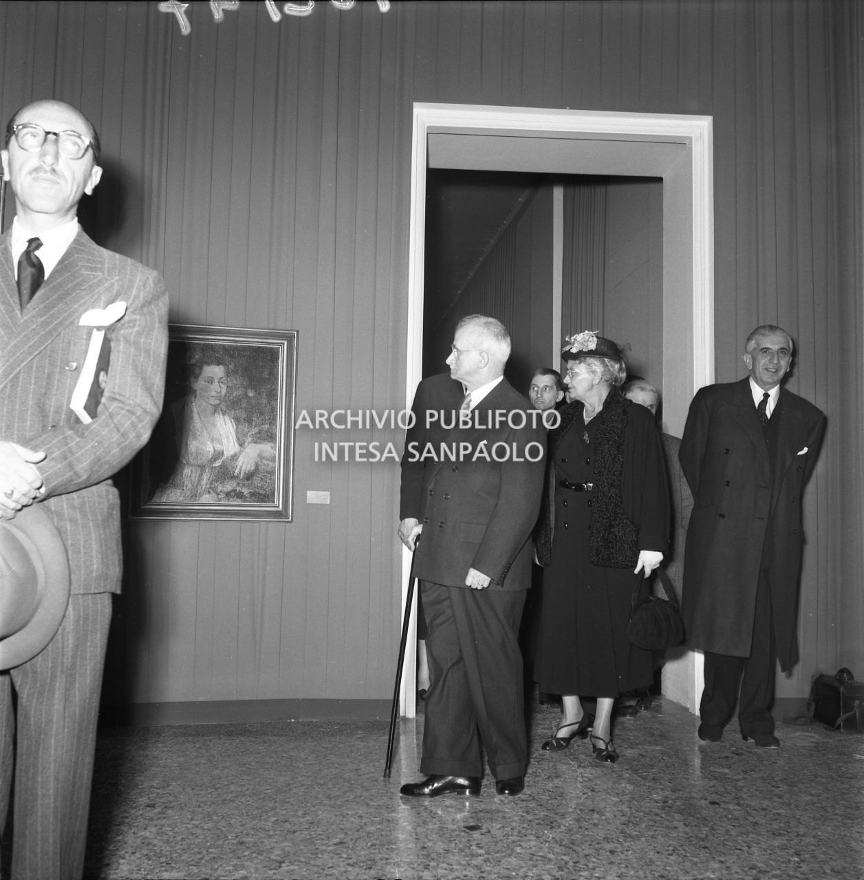 Il presidente della Repubblica Luigi Einaudi visita la mostra "Pittori della realtà in Lombardia" a Palazzo Reale a Milano, in compagnia, tra gli altri, (alle sue spalle da destra) di Roberto Longhi e della moglie Ida Pellegrini<br>162147