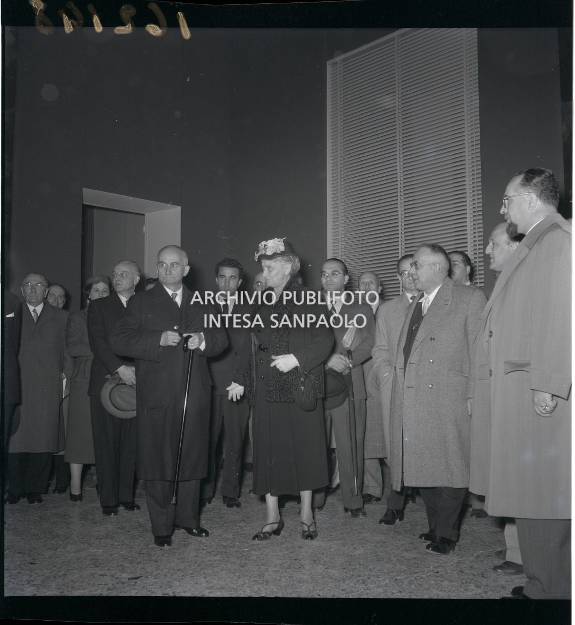 Il presidente della Repubblica Luigi Einaudi visita la mostra "Pittori della realtà in Lombardia" a Palazzo Reale a Milano, in compagnia, tra gli altri, della moglie Ida Pellegrini<br>162148