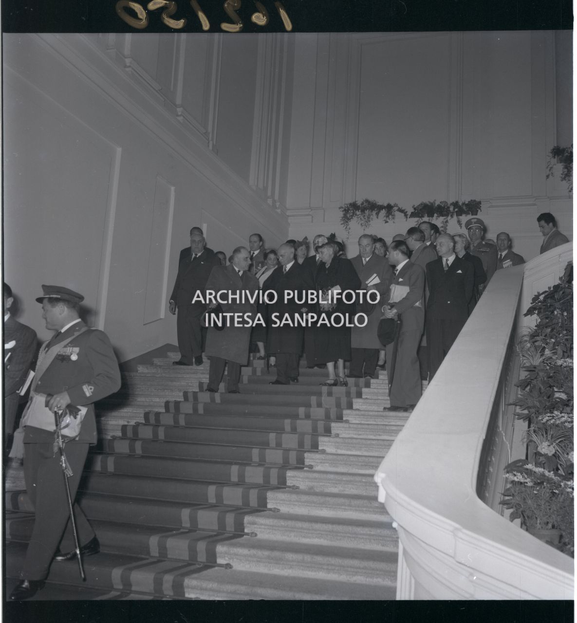 Il presidente della Repubblica Luigi Einaudi scende in compagnia, tra gli altri, della moglie Ida Pellegrini, lo scalone d'onore di Palazzo Reale a Milano in occasione della sua visita alla mostra "Pittori della realtà in Lombardia"<br>162150