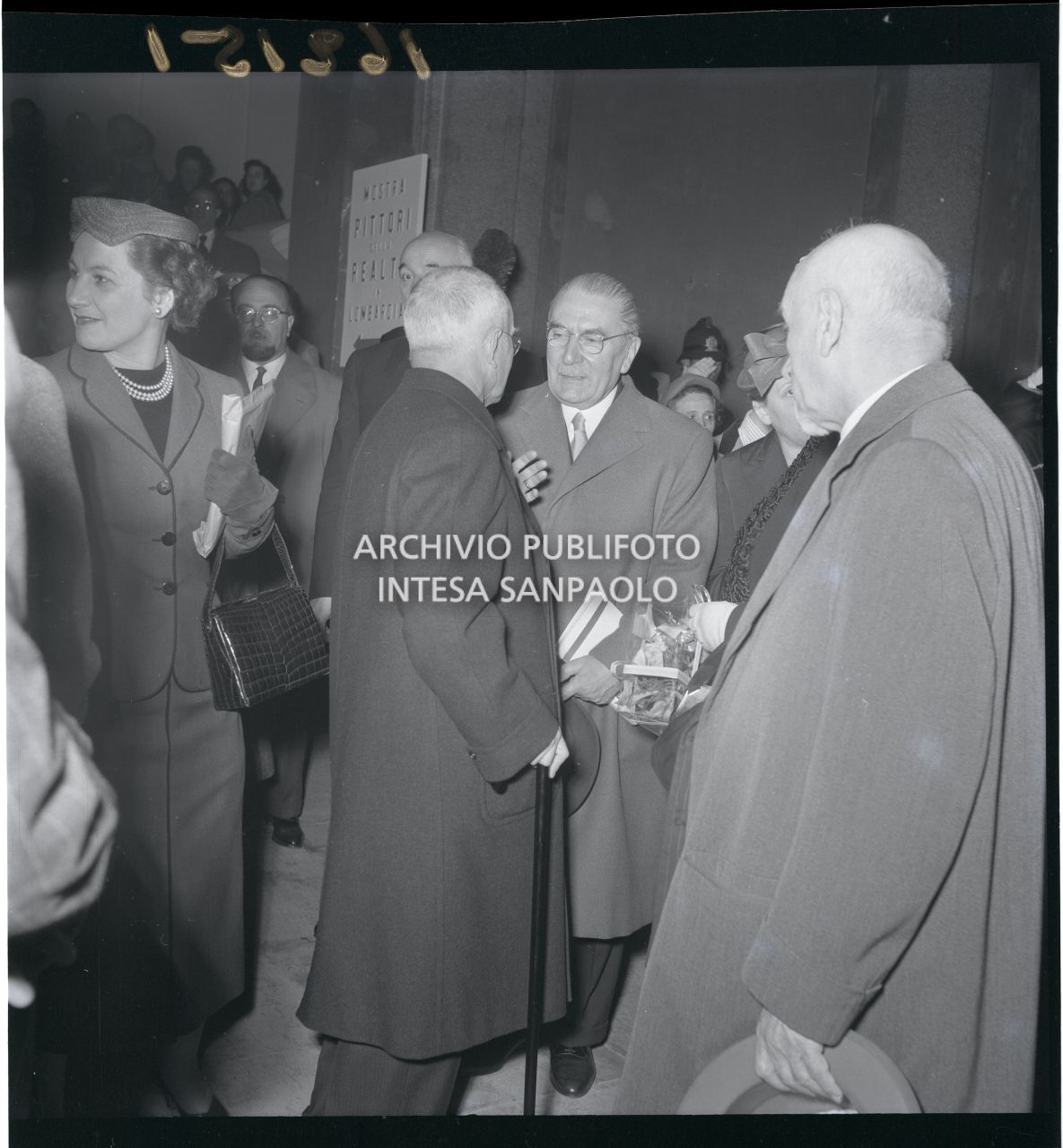 Il presidente della Repubblica Luigi Einaudi saluta il sindaco di Milano Virgilio Ferrari in occasione della sua visita alla mostra "Pittori della realtà in Lombardia" a Palazzo Reale a Milano<br>162151
