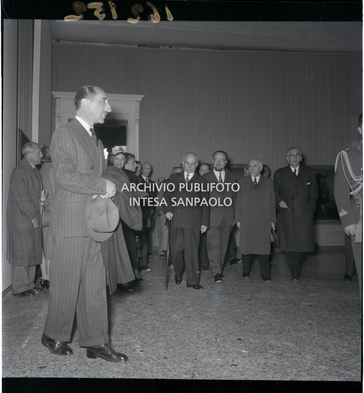 Il presidente della Repubblica Luigi Einaudi in visita alla mostra "Pittori della realtà in Lombardia" a Palazzo Reale a Milano<br>162152