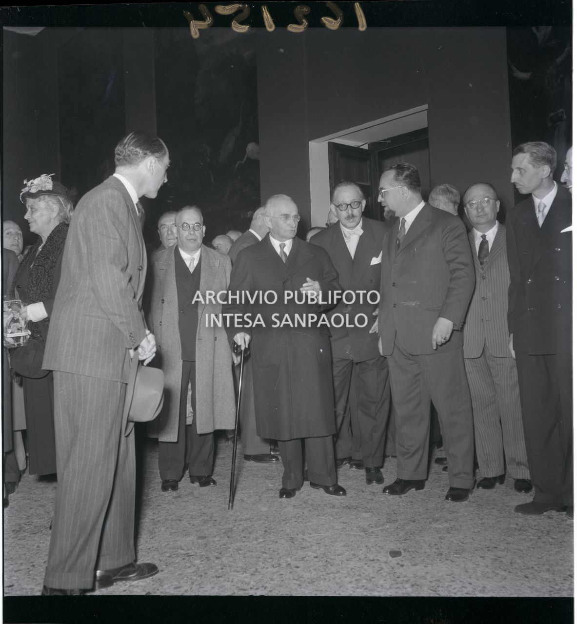 Il presidente della Repubblica Luigi Einaudi visita la mostra "Pittori della realtà in Lombardia" a Palazzo Reale a Milano, in compagnia, tra gli altri, del ministro Piero Malvestiti (alla sua destra)<br>162154