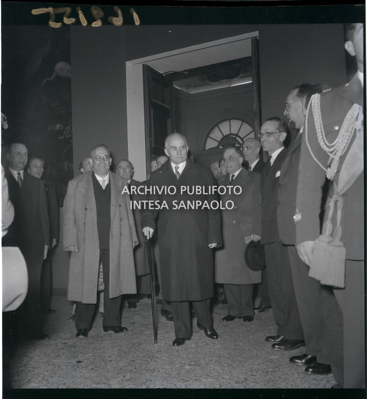 Il presidente della Repubblica Luigi Einaudi visita la mostra "Pittori della realtà in Lombardia" a Palazzo Reale a Milano, in compagnia, tra gli altri, del ministro Piero Malvestiti (alla sua destra)<br>162155