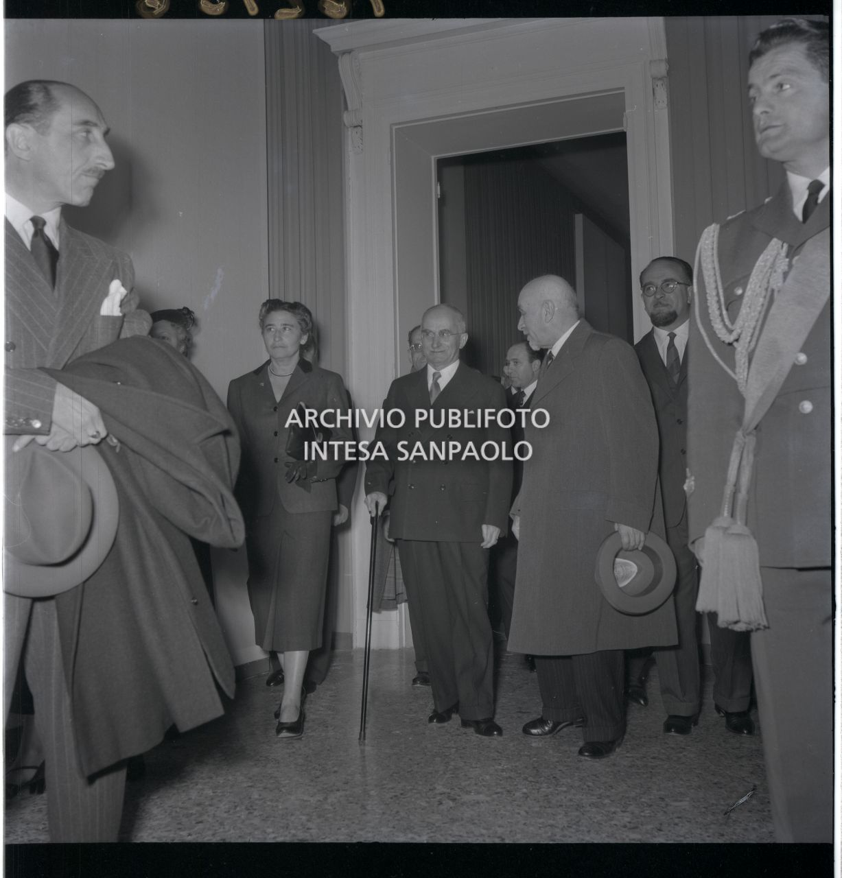 Il presidente della Repubblica Luigi Einaudi visita la mostra "Pittori della realtà in Lombardia" a Palazzo Reale a Milano<br>162156