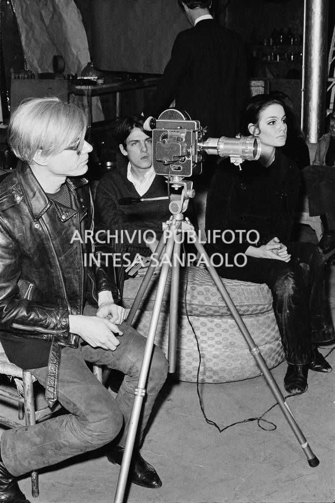 Andy Warhol a casa di Timothy Leary dietro la macchina da presa<br>727976/8