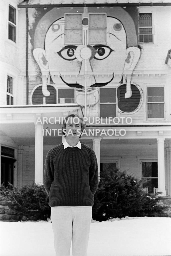 Timothy Leary ritratto davanti alla sua casa a Millbrook<br>727976/36