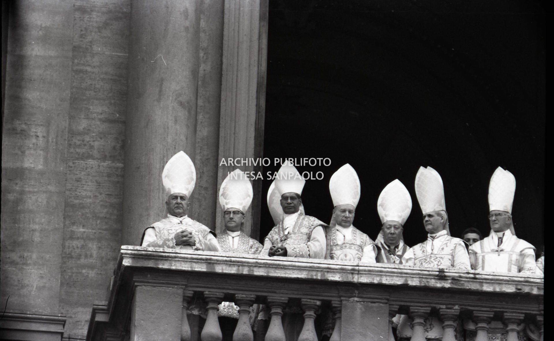 Attesa della proclamazione del nuovo papa Giovanni XXIII in piazza San Pietro, Città del Vaticano