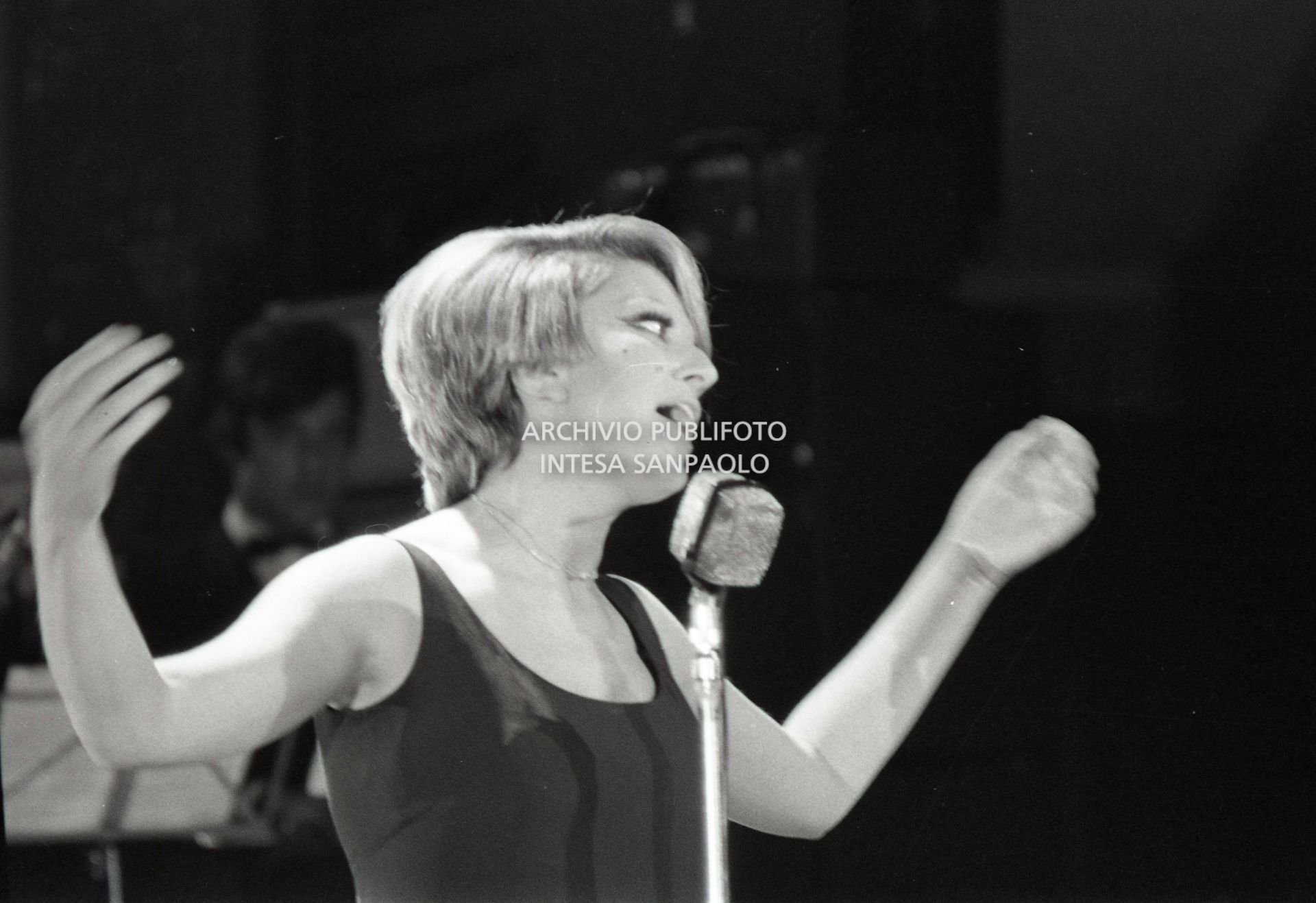 Primo piano di Mina durante la sua esibizione al locale La Bussola, gestito dall'impresario Sergio Bernardini