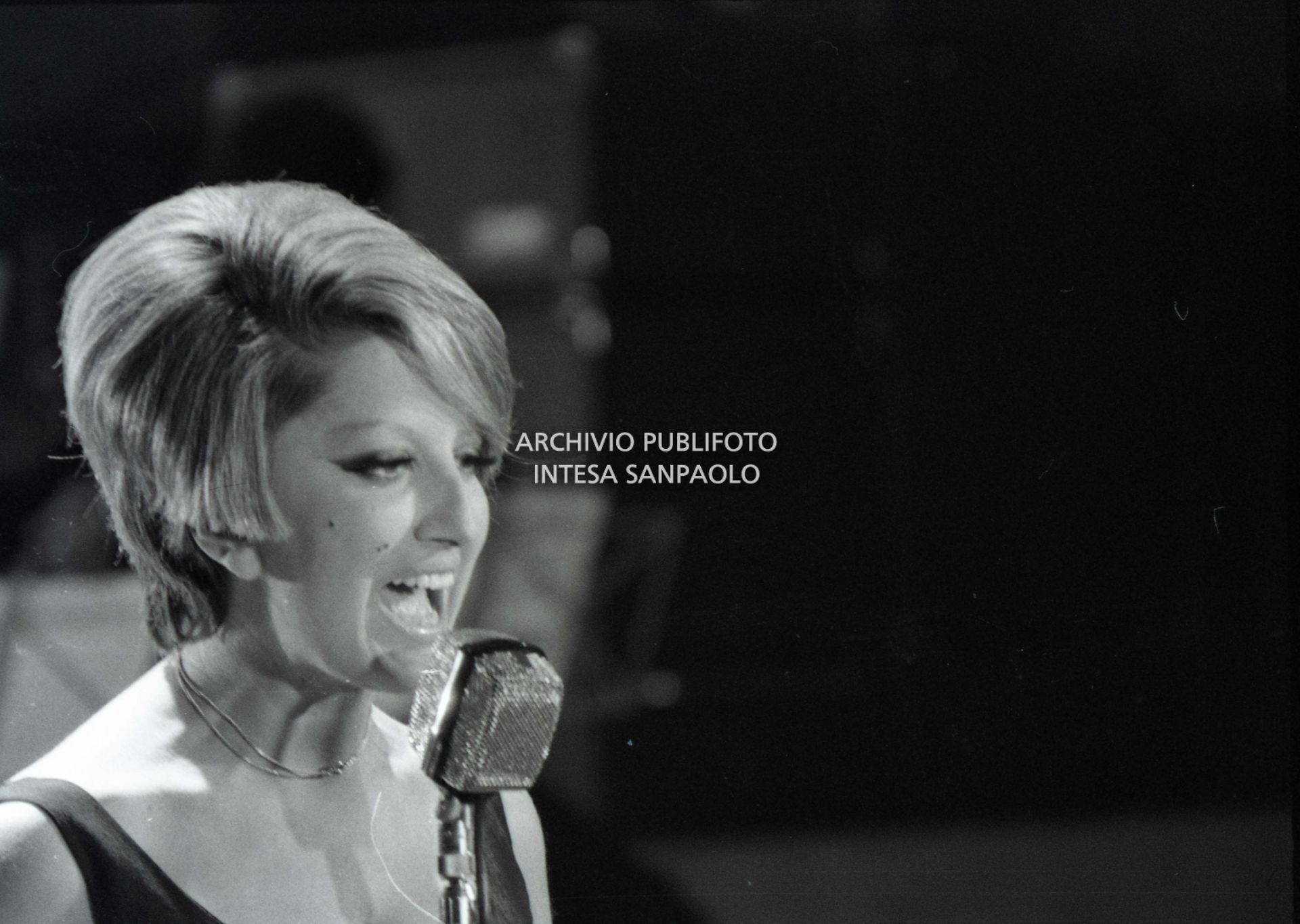 Primo piano di Mina durante la sua esibizione al locale La Bussola, gestito dall'impresario Sergio Bernardini
