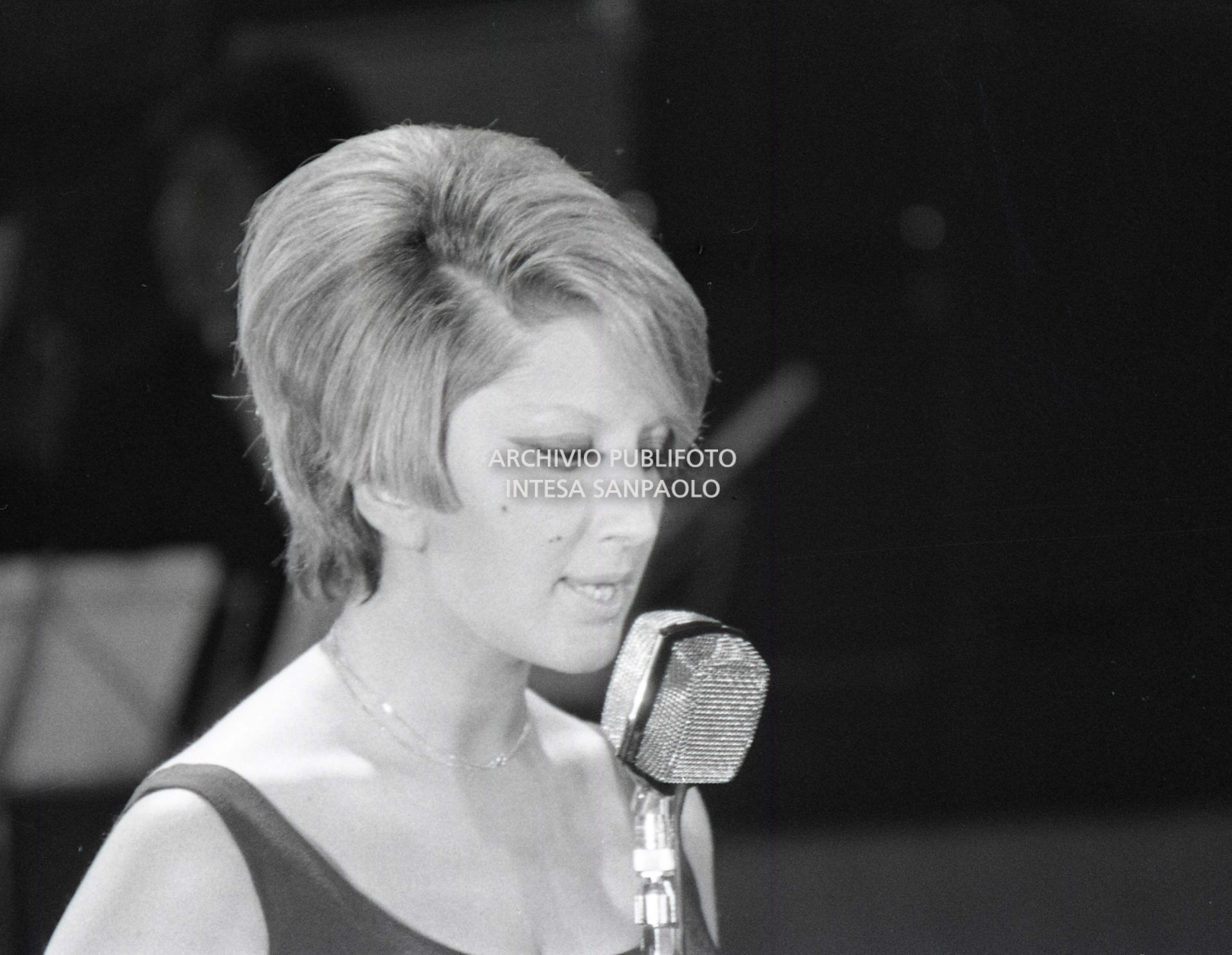 Primo piano di Mina durante la sua esibizione al locale La Bussola, gestito dall'impresario Sergio Bernardini