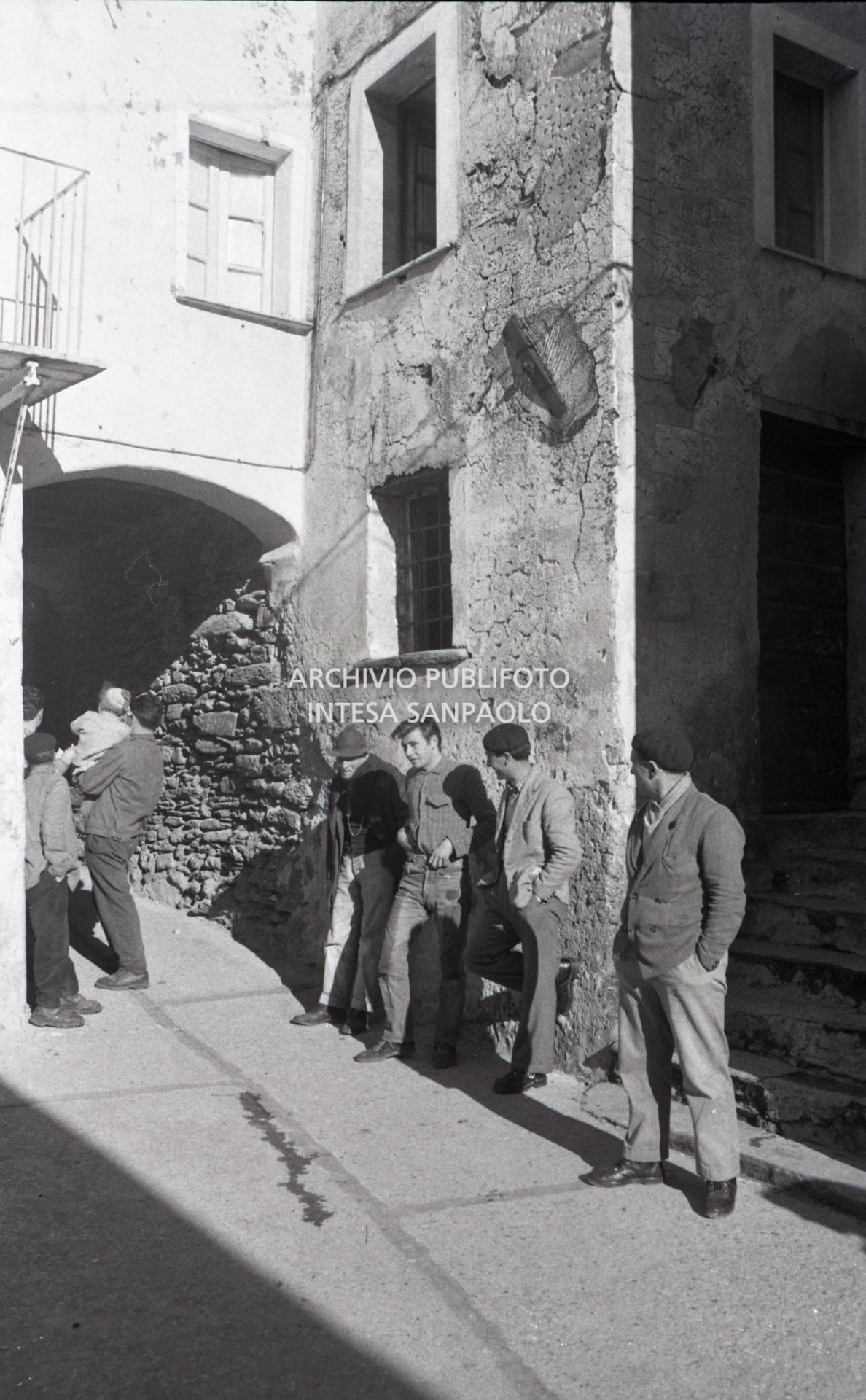 Uomini per strada ad Altagnana