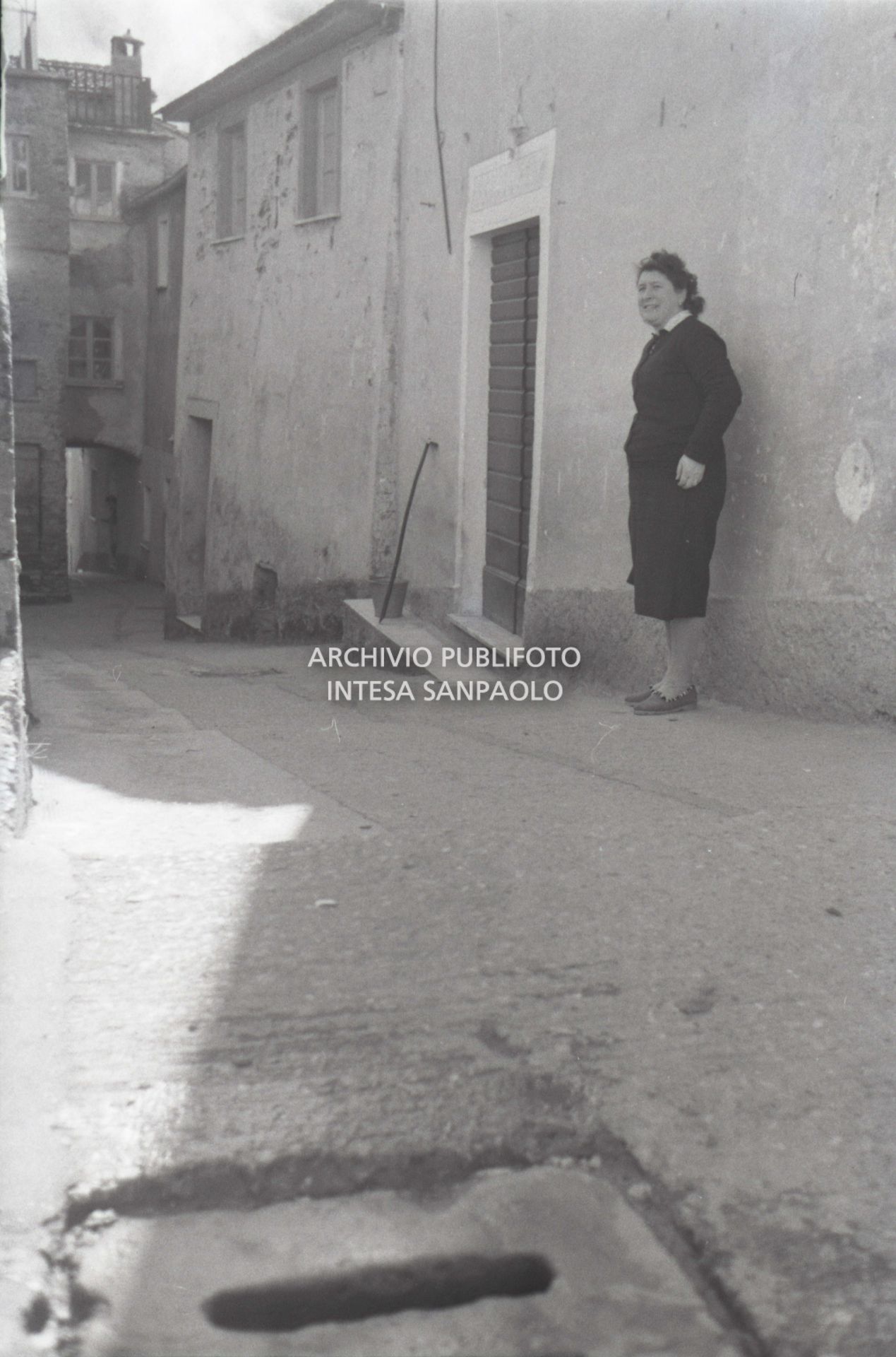 Una donna per strada ad Altagnana