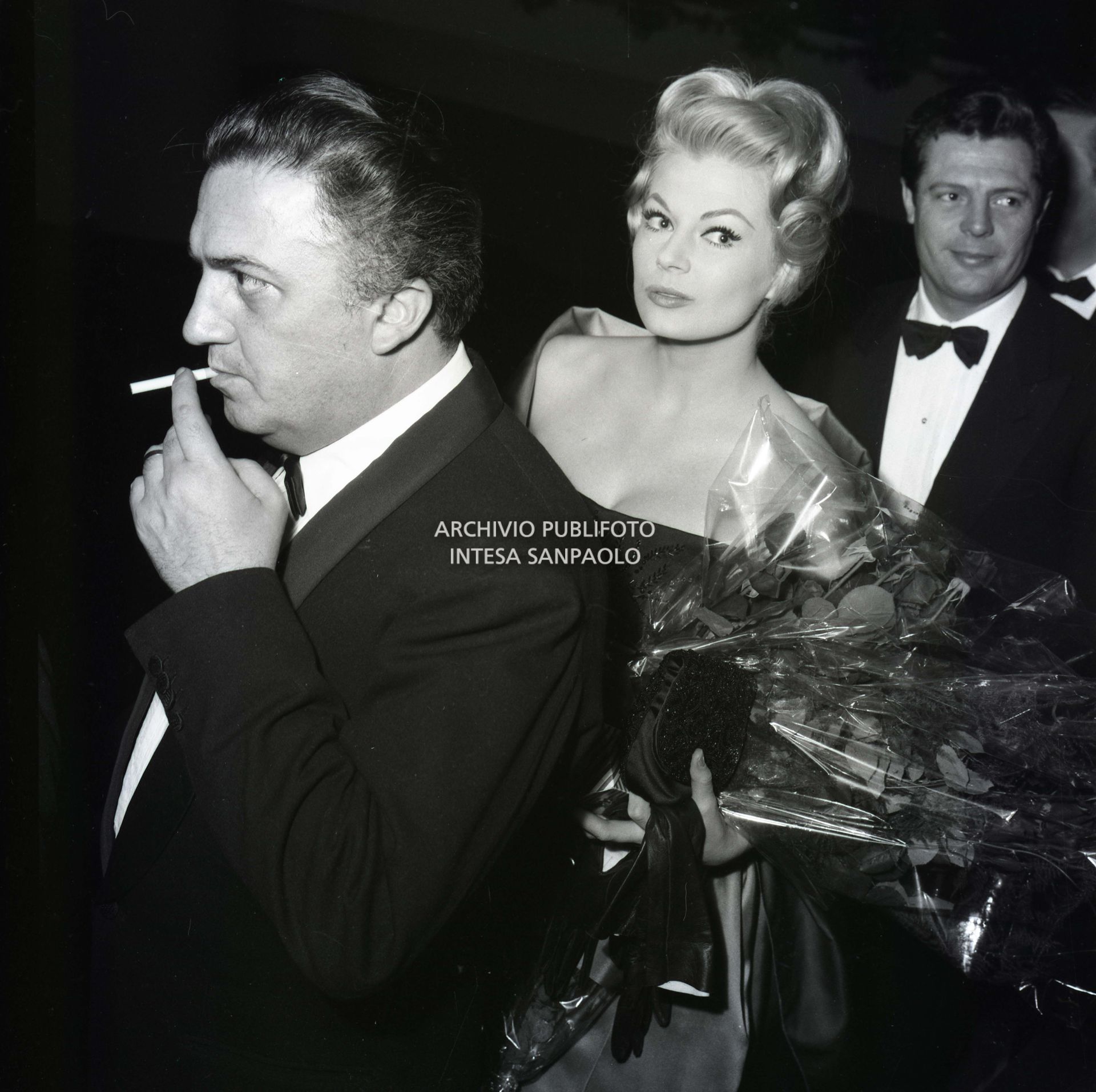 Il regista Federico Fellini alla prima del film "La dolce vita" con i protagonisti Anita Ekberg e Marcello Mastroianni