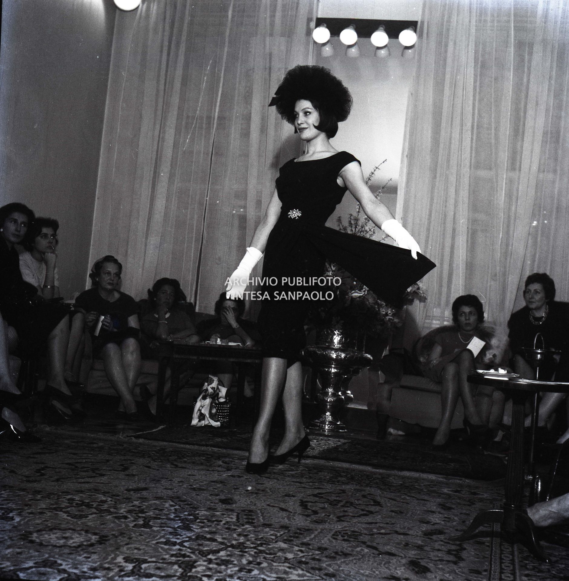 Un momento della sfilata di modelli della sartoria Filippini di via Sant'Andrea 5 a Milano