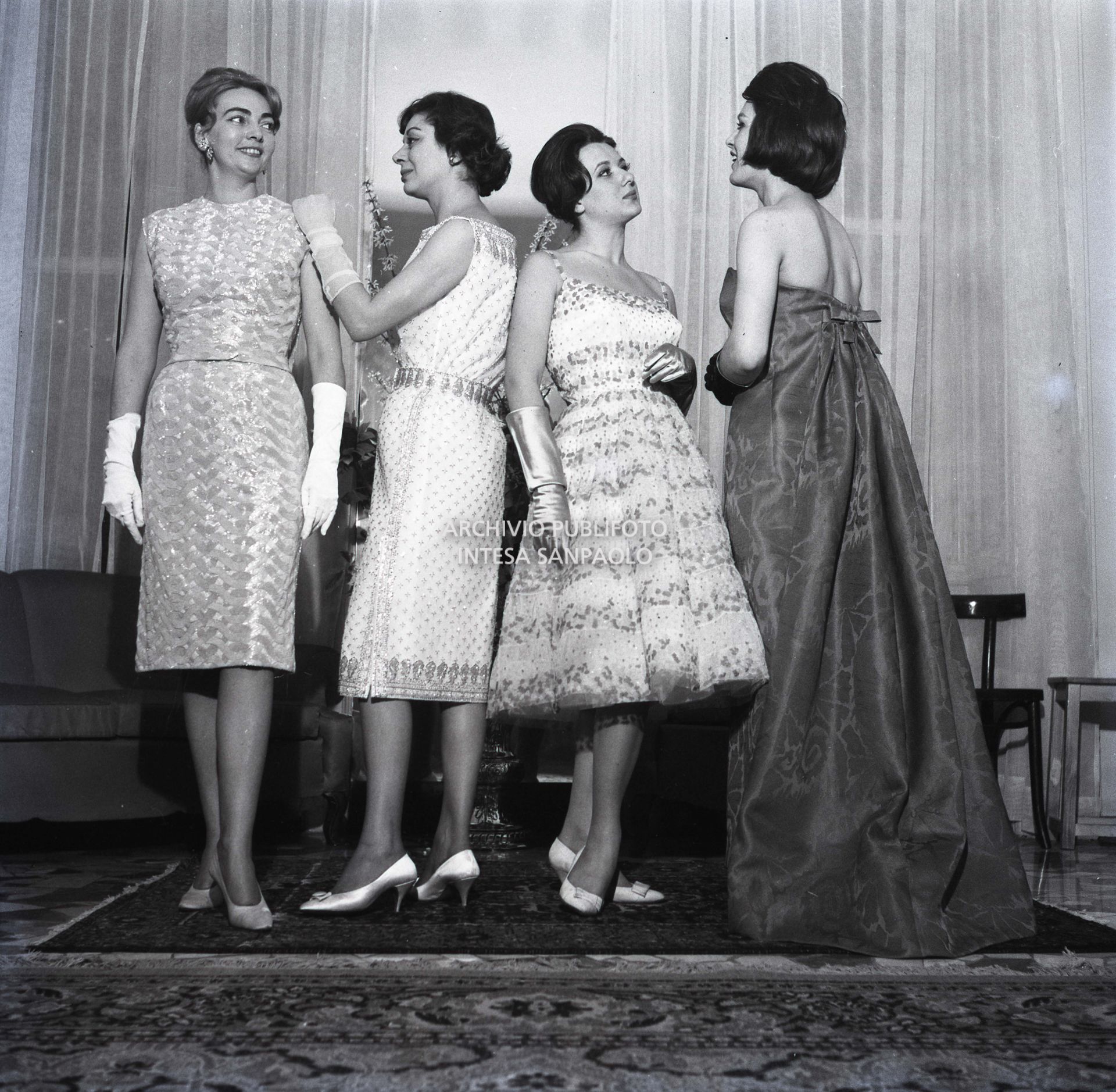 Un momento della sfilata di modelli della sartoria Filippini di via Sant'Andrea 5 a Milano