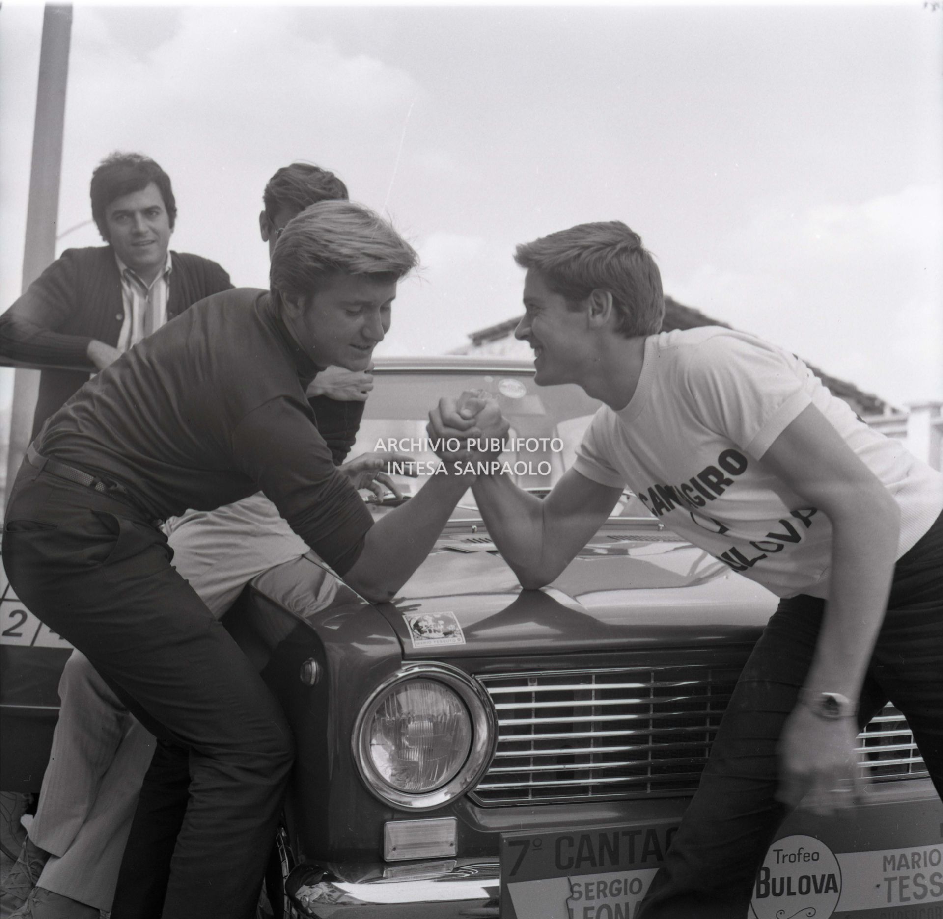 Gianni Morandi e Bobby Solo impegnati in una sfida a braccio di ferro durante il VII Cantagiro