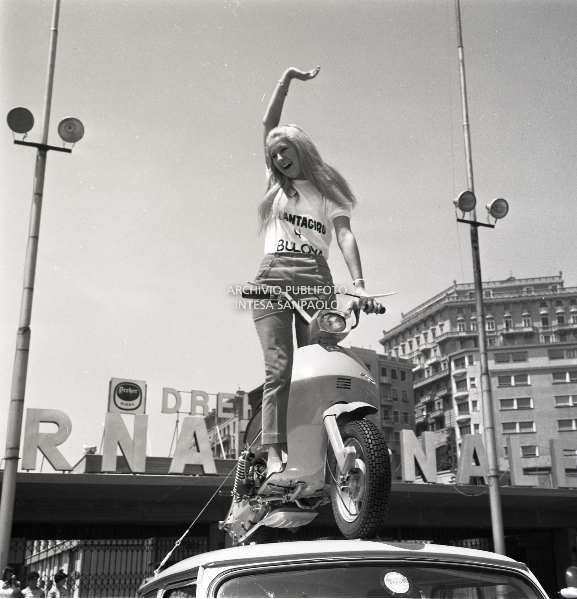 Mini Molly durante uno degli spostamenti del VII Cantagiro in occasione del quale interpretò la canzone "L'ultima preghiera"