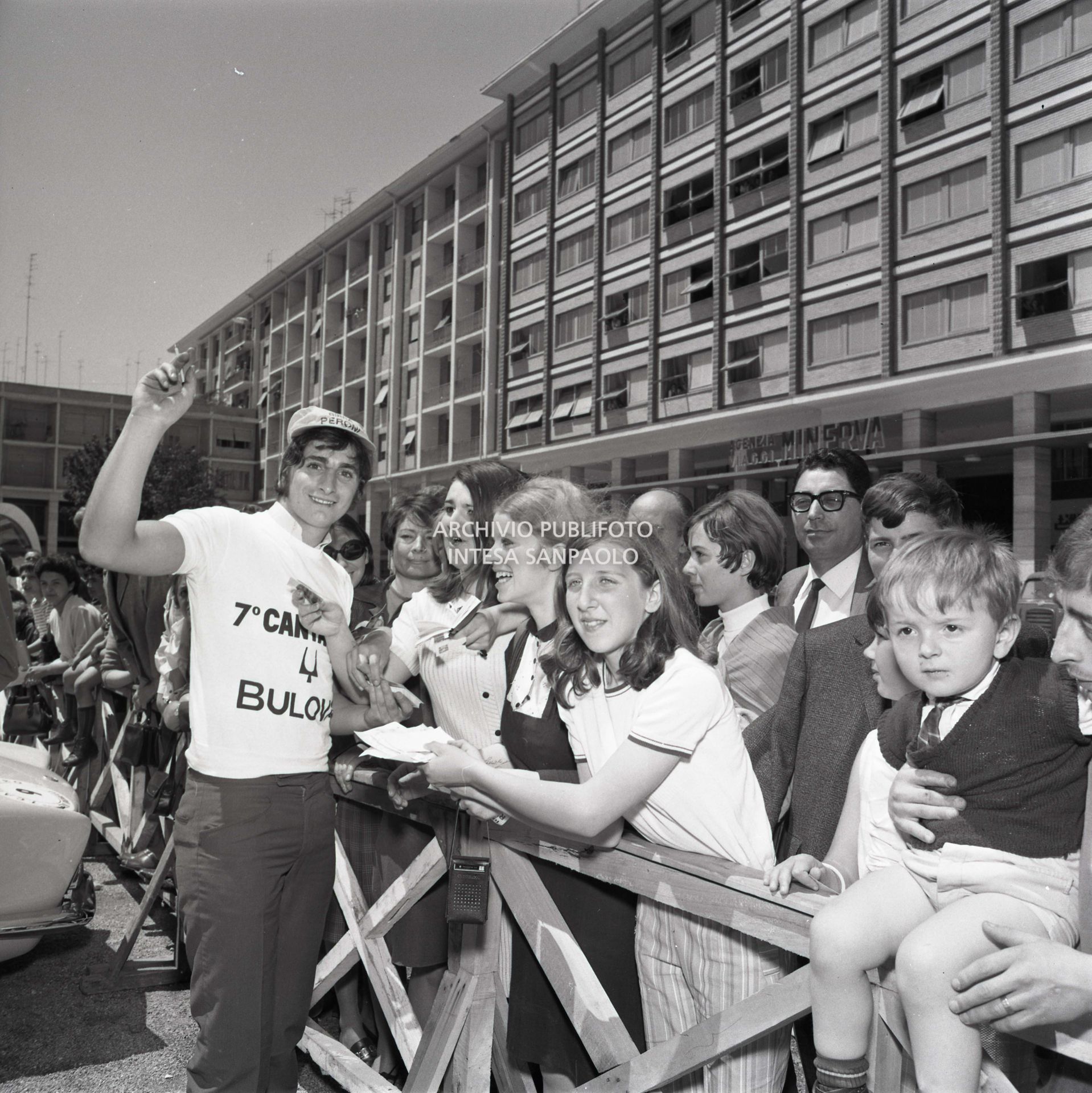 Il pubblico del VII Cantagiro in una delle piazze delle città toccate dalla manifestazione