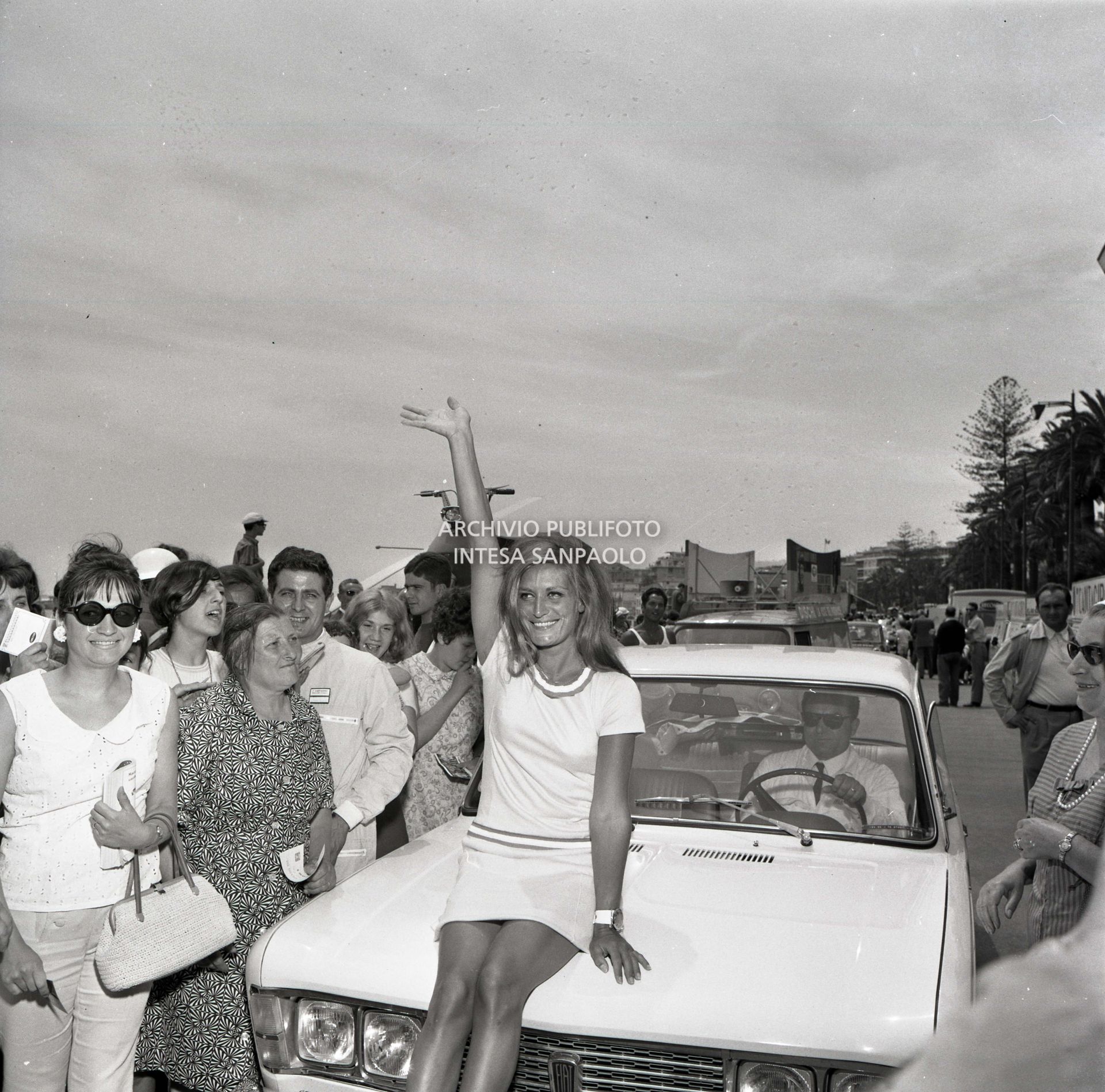 Dalida saluta la folla durante uno degli spostamenti del VII Cantagiro, in occasione del quale interpretò la canzone "Un po' d'amore".