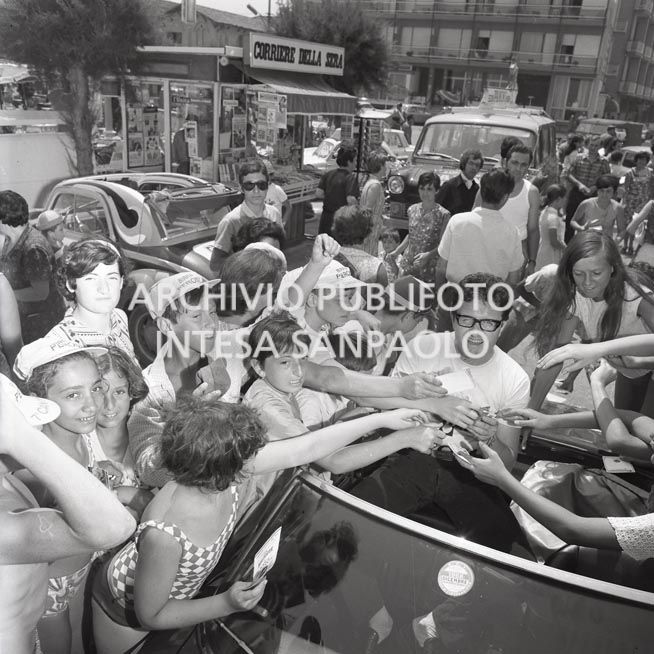 Jimmy Fontana firma autografi durante uno degli spostamenti del VII Cantagiro, in occasione del quale interpretò la canzone "La nostra favola"