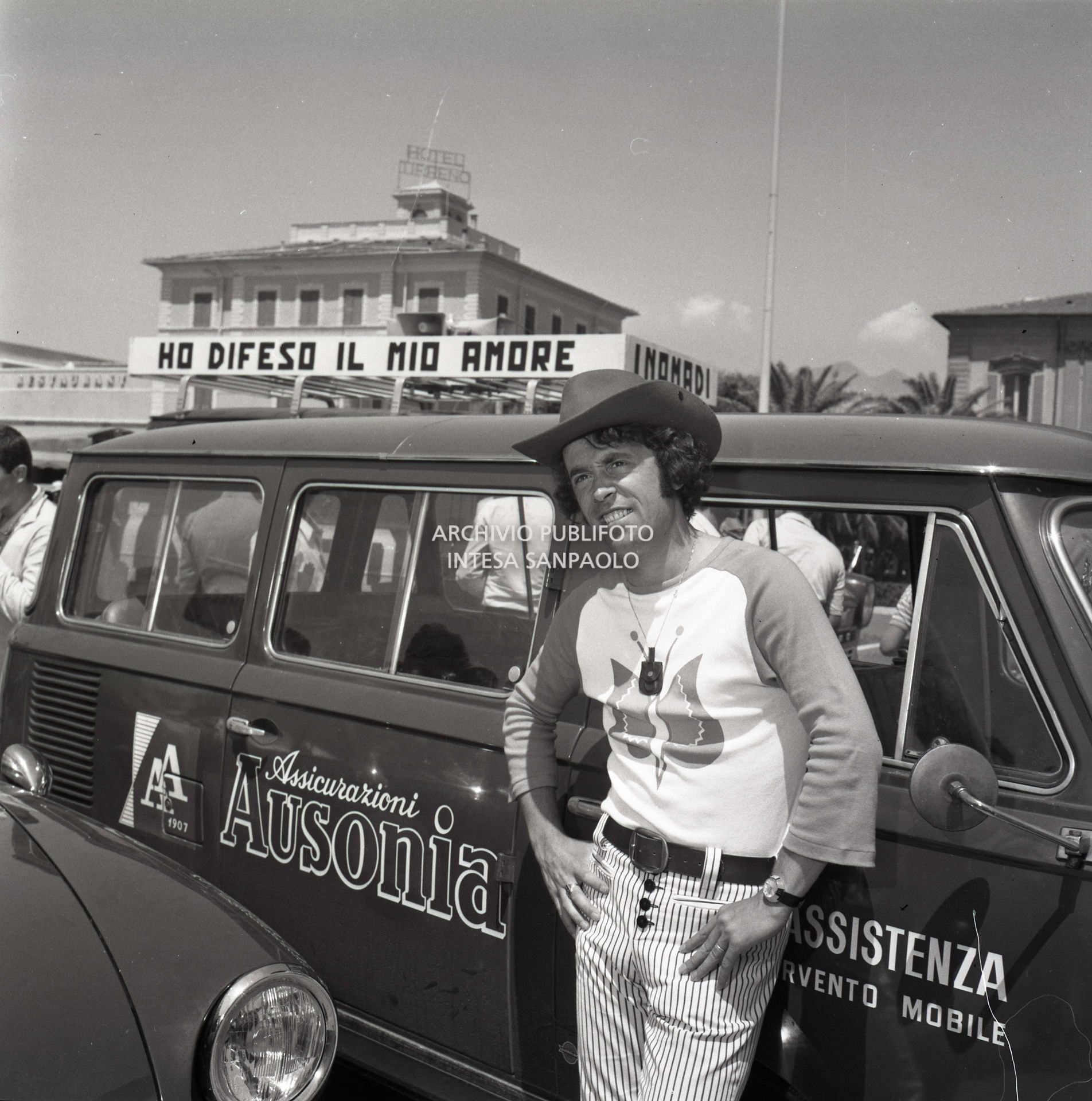 Il cantante Gian Pieretti appoggiato al pulmino dei Nomadi durante uno degli spostamenti del VII Cantagiro, in occasione del quale il gruppo musicale interpretò la canzone "Ho difeso il mio amore".