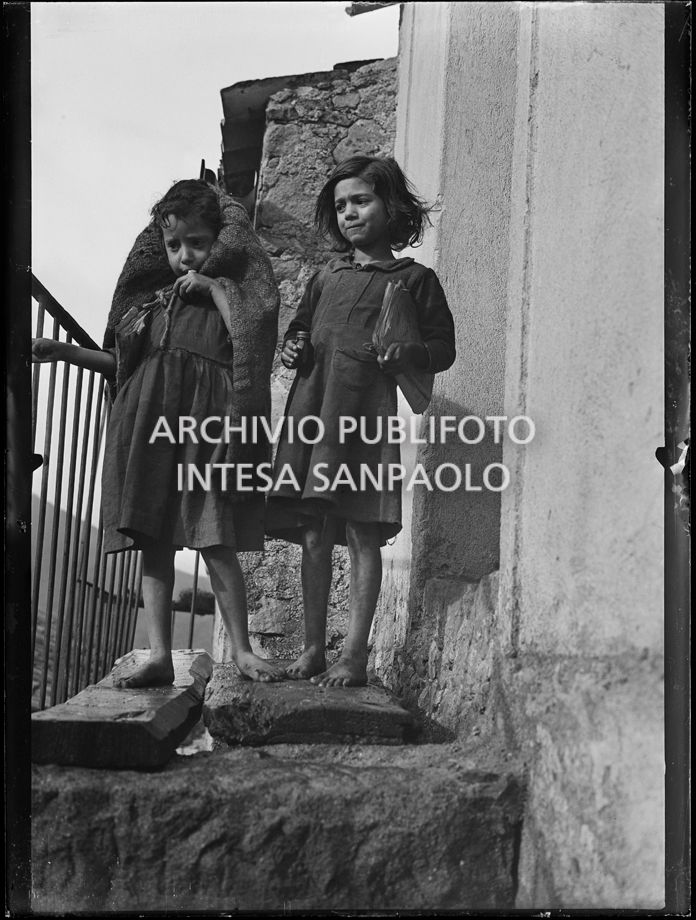 Africo, due bambine ritratte in esterno