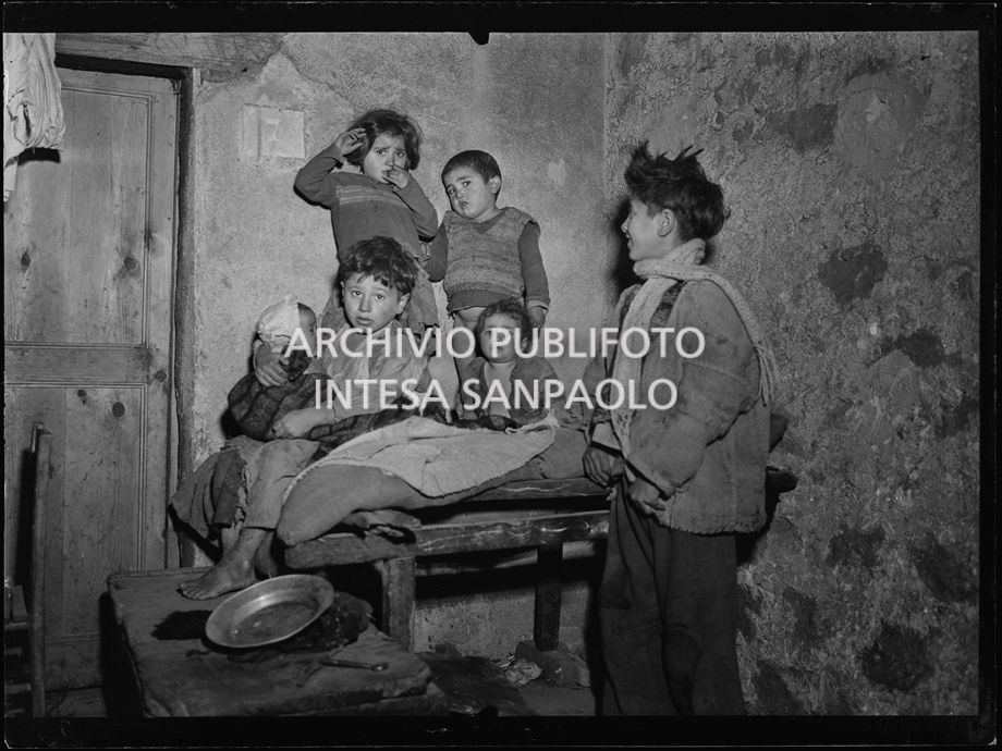 Africo, bambini all'interno di una casa