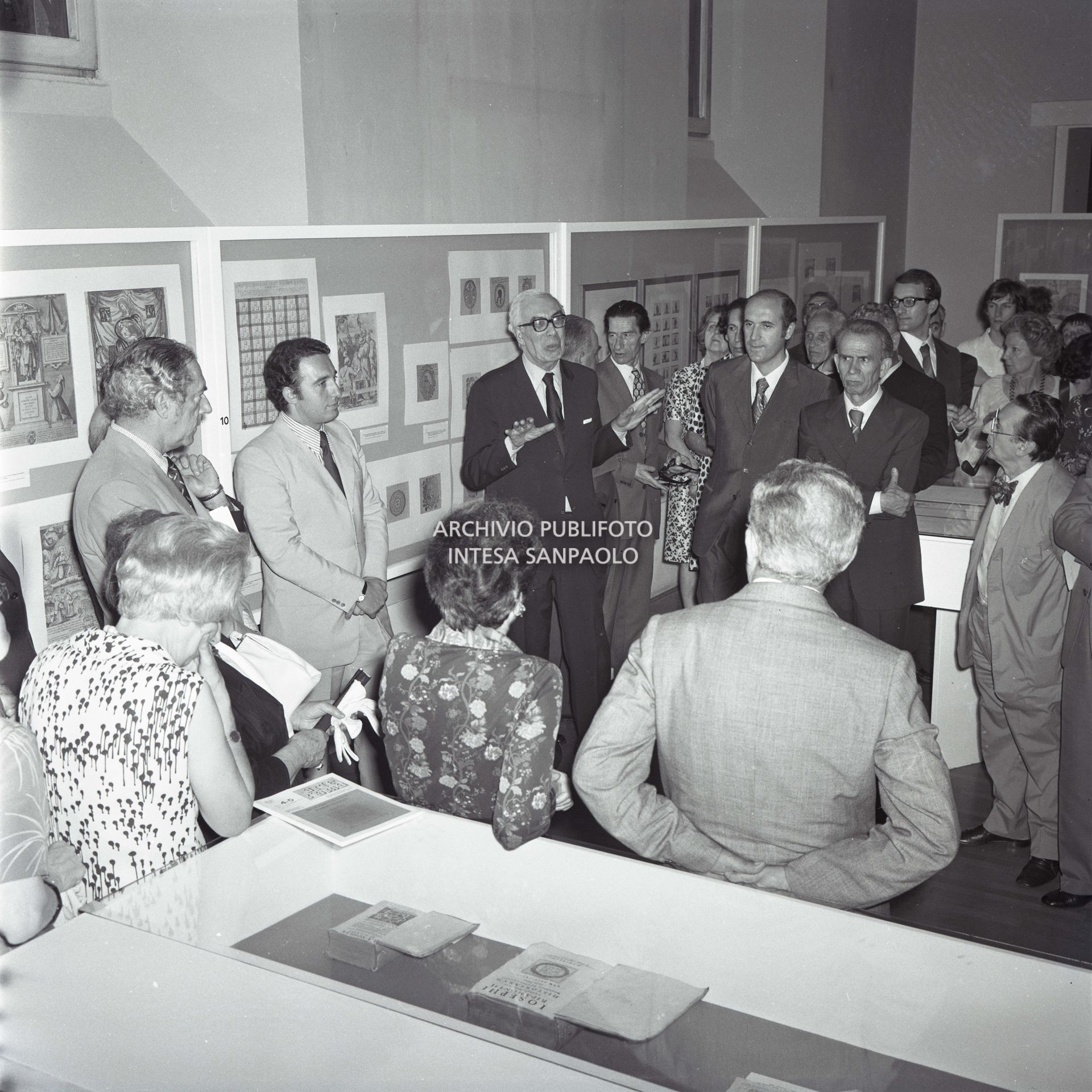 Gian Alberto Dell'Acqua presenta la mostra "Il Seicento Lombardo" a Palazzo Reale; alla sua destra Paolo Pillitteri, assessore alla Cultura, Turismo e Spettacolo del Comune di Milano<br>39278/8