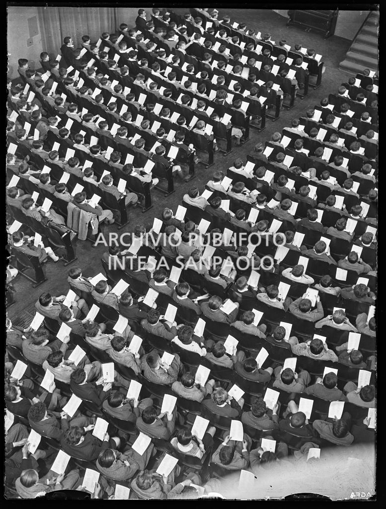 Ragazzi e adulti seduti nella platea di un teatro