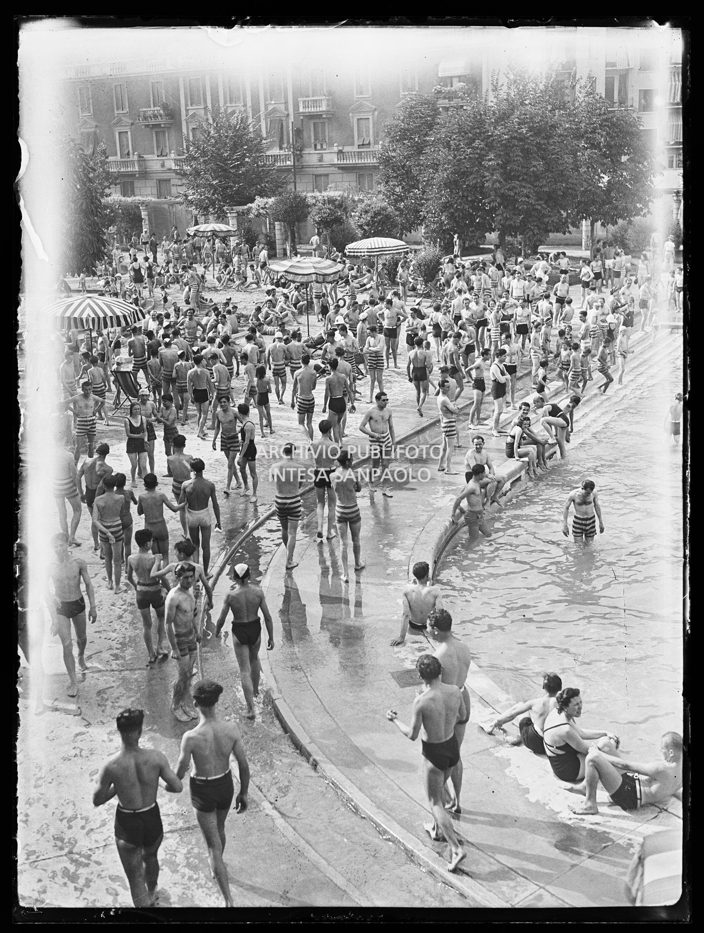 Scorcio della piscina all'aperto Guido Romano gremita di bagnanti