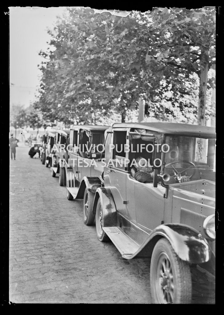 Parcheggio taxi: un autista dorme a bordo del suo veicolo in attesa dei clienti