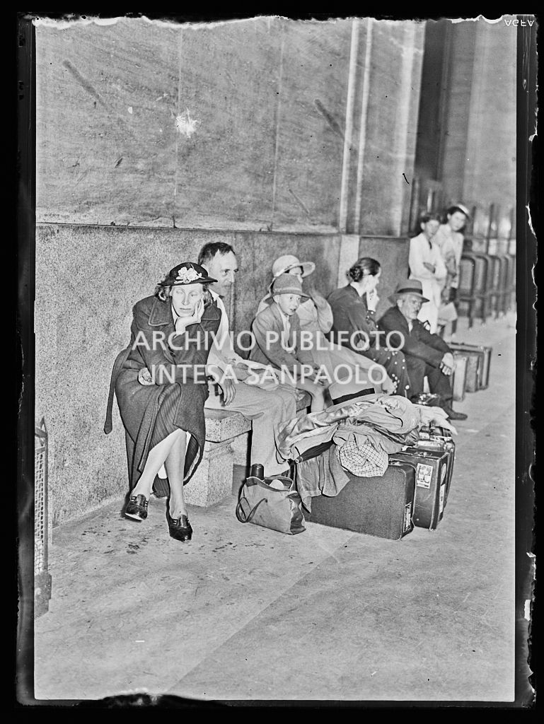 Viaggiatori, in attesa di partire, alla Stazione Centrale di Milano