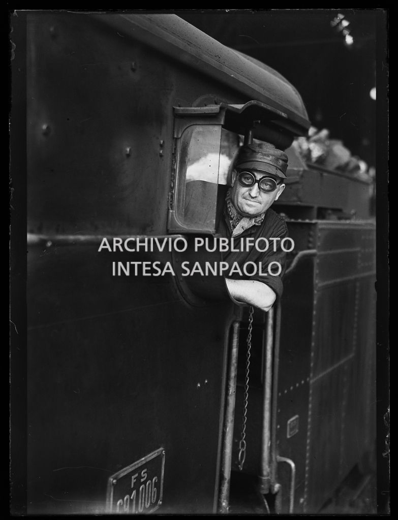 Un macchinista si affaccia dalla locomotiva di un treno
