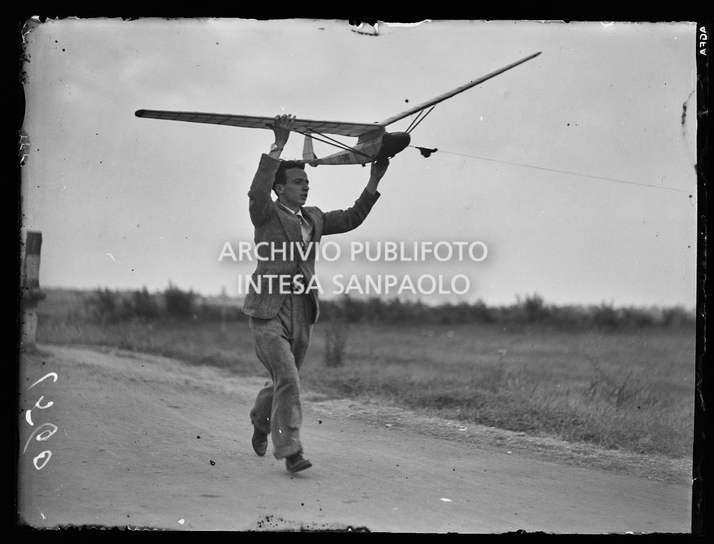 Un ragazzo corre con un aeromodello dinamico