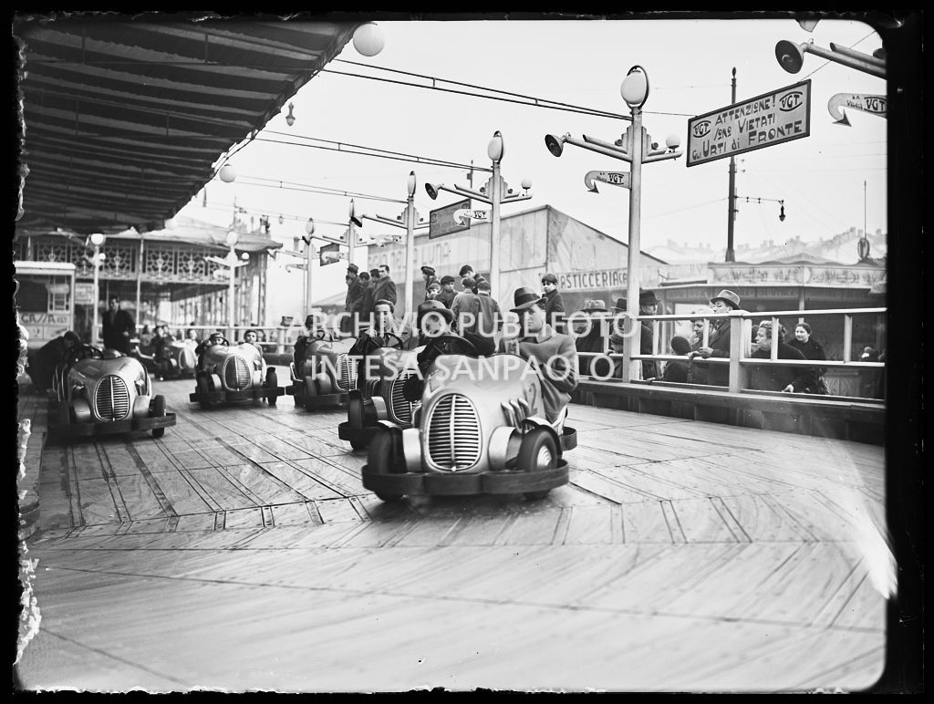 Giovani sugli autoscontri di un parco divertimenti