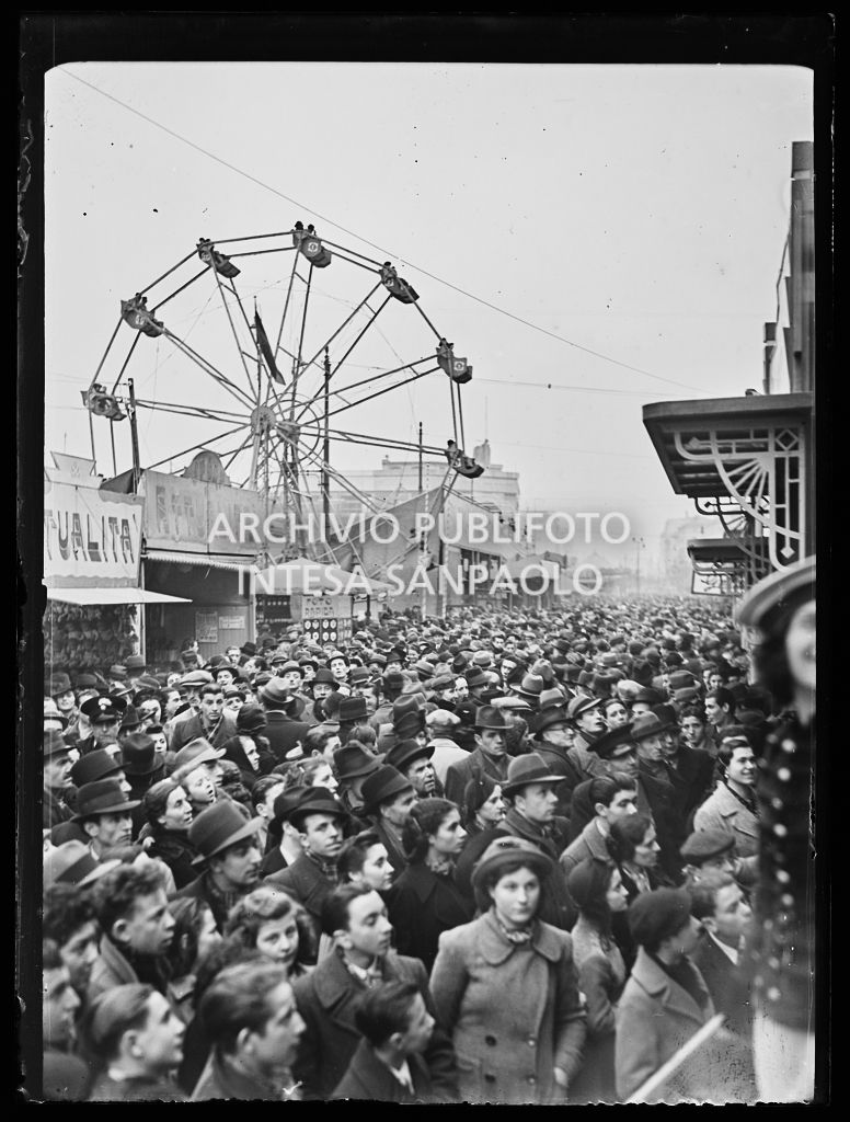 Folla al Luna Park del Lido di Milano
