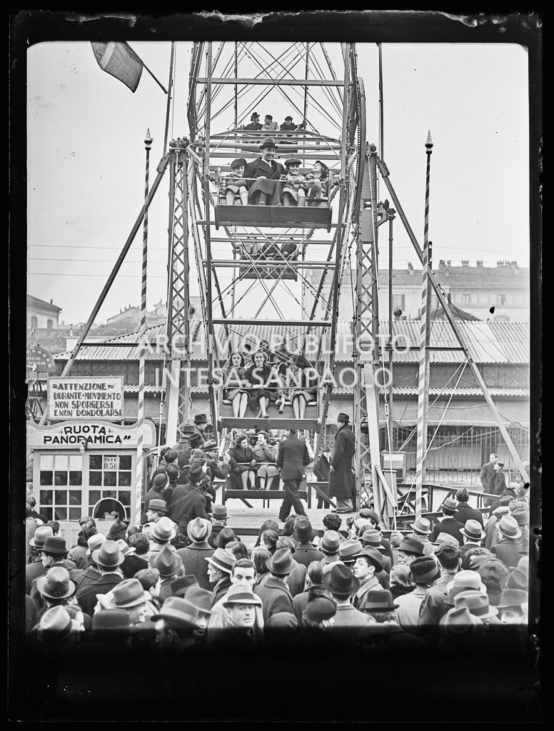 Folla alla ruota panoramica del Luna Park al Lido di Milano