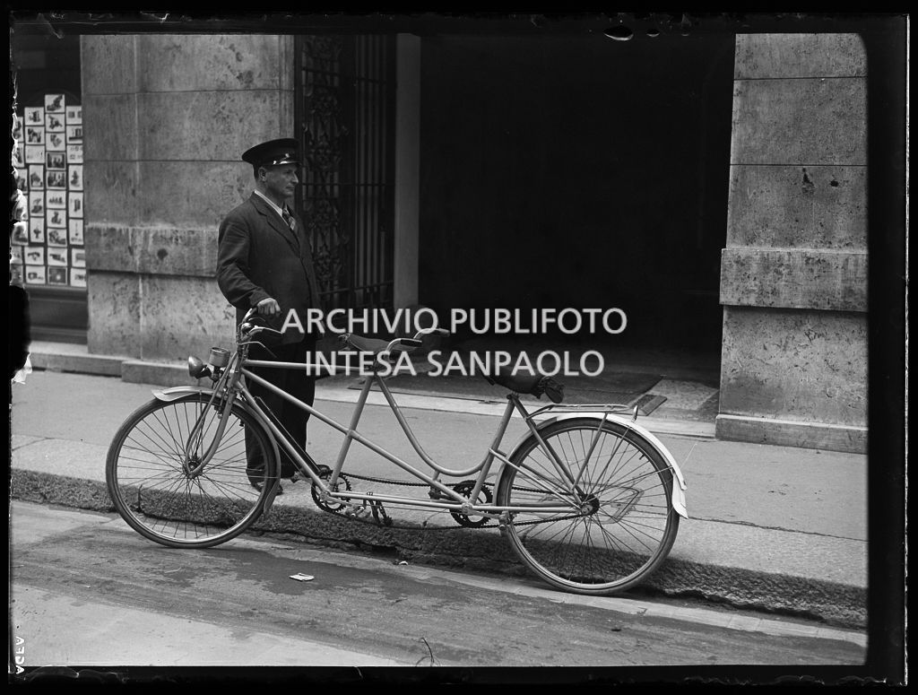 Un uomo in divisa in piedi accanto a un tandem