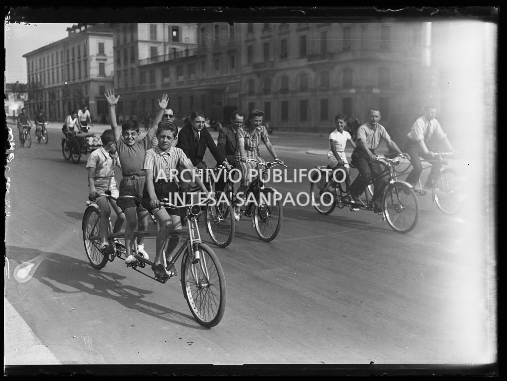 Adulti e ragazzi in tandem a Milano