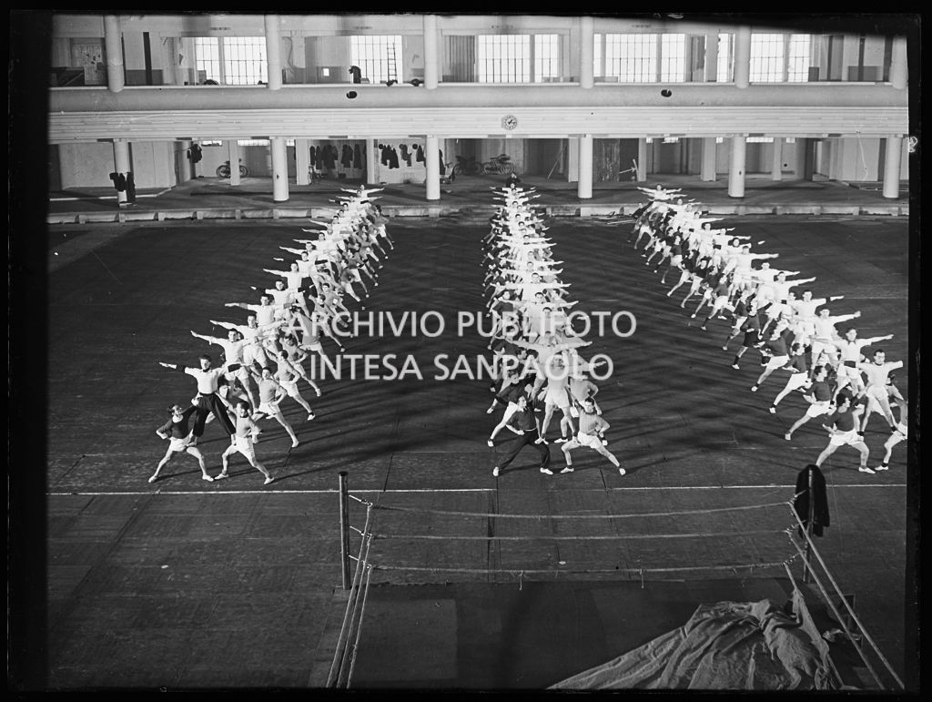 Esercitazione ginnica di giovani uomini