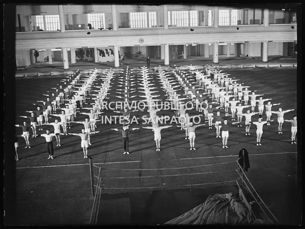 Esercitazione ginnica di giovani uomini