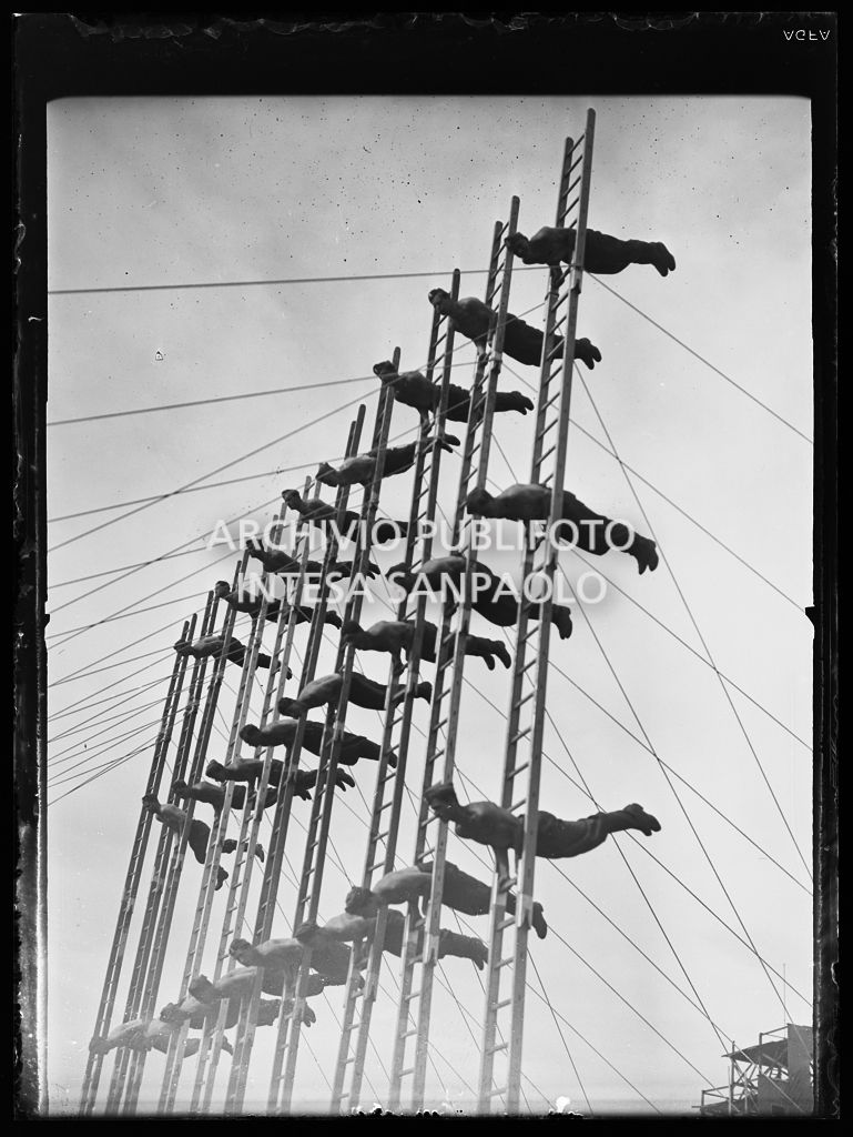 Pompieri, in posa acrobatica su scale a pioli, durante un'esercitazione