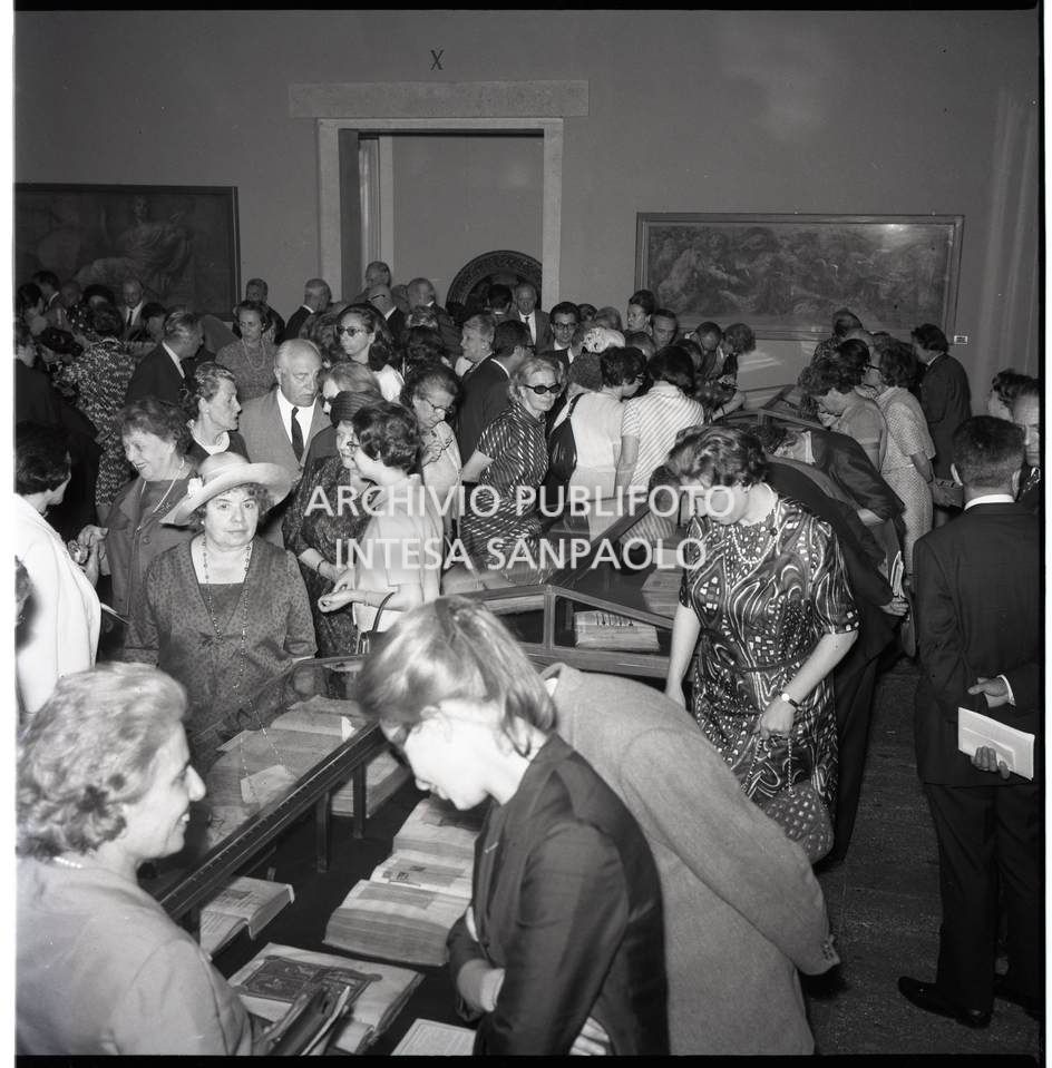 Visitatori ammirano i codici miniati esposti alla Biblioteca Ambrosiana<br>20699/1