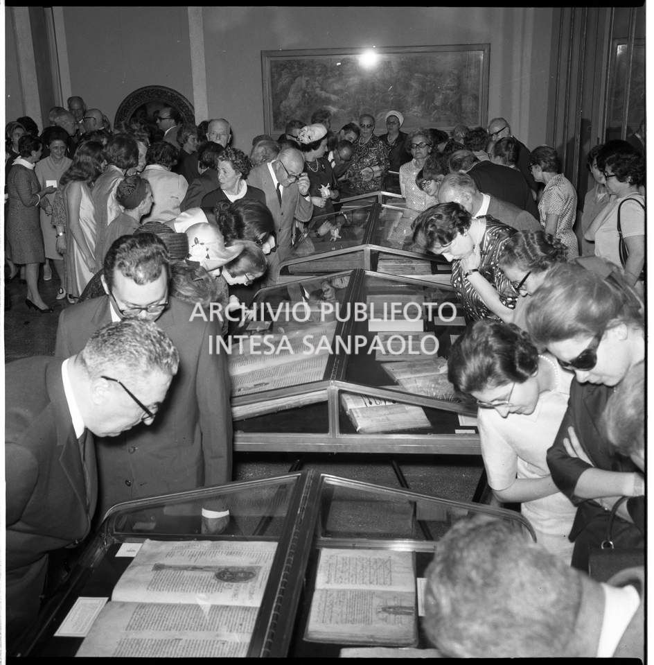 Visitatori ammirano i codici miniati esposti alla Biblioteca Ambrosiana<br>20699/5