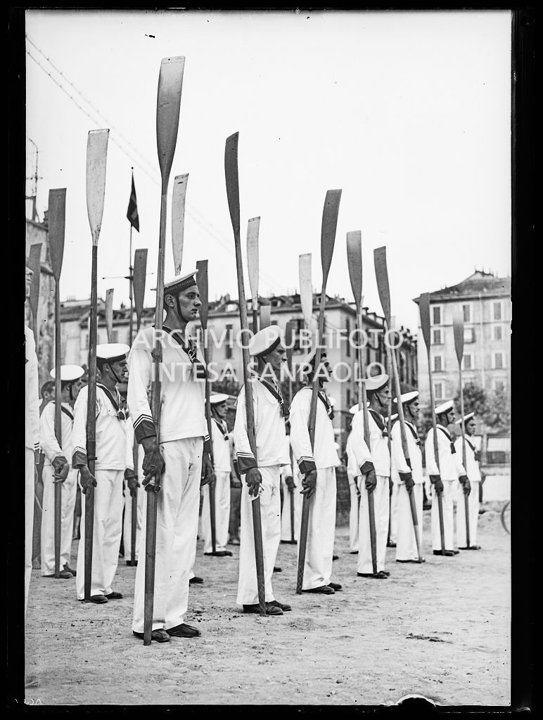 Ragazzi della Gioventù Italiana del Littorio (GIL) con la divisa marinara, durante un'esibizione, con i remi in mano
