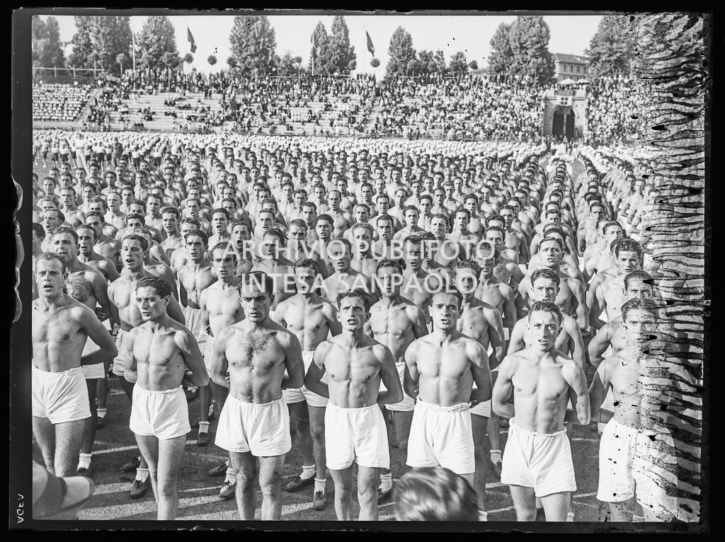 Saggio ginnico della Gioventù Italiana del Littorio (GIL) all'Arena di Milano