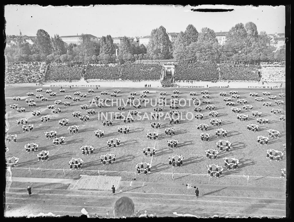 Saggio ginnico della Gioventù Italiana del Littorio (GIL) all'Arena di Milano