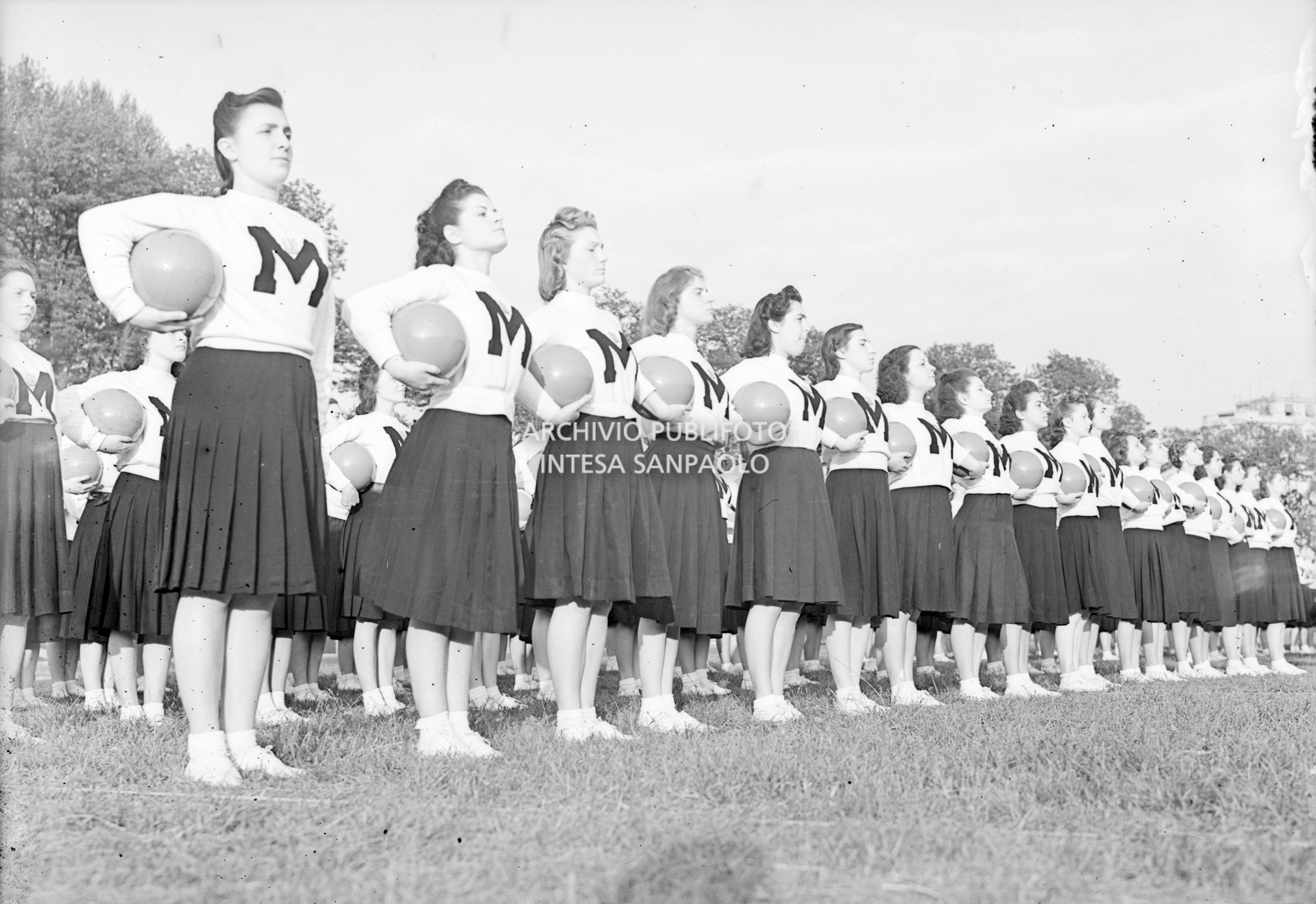 Giovani italiane si esibiscono in un saggio ginnico della Gioventù Italiana del Littorio (GIL) all'Arena di Milano