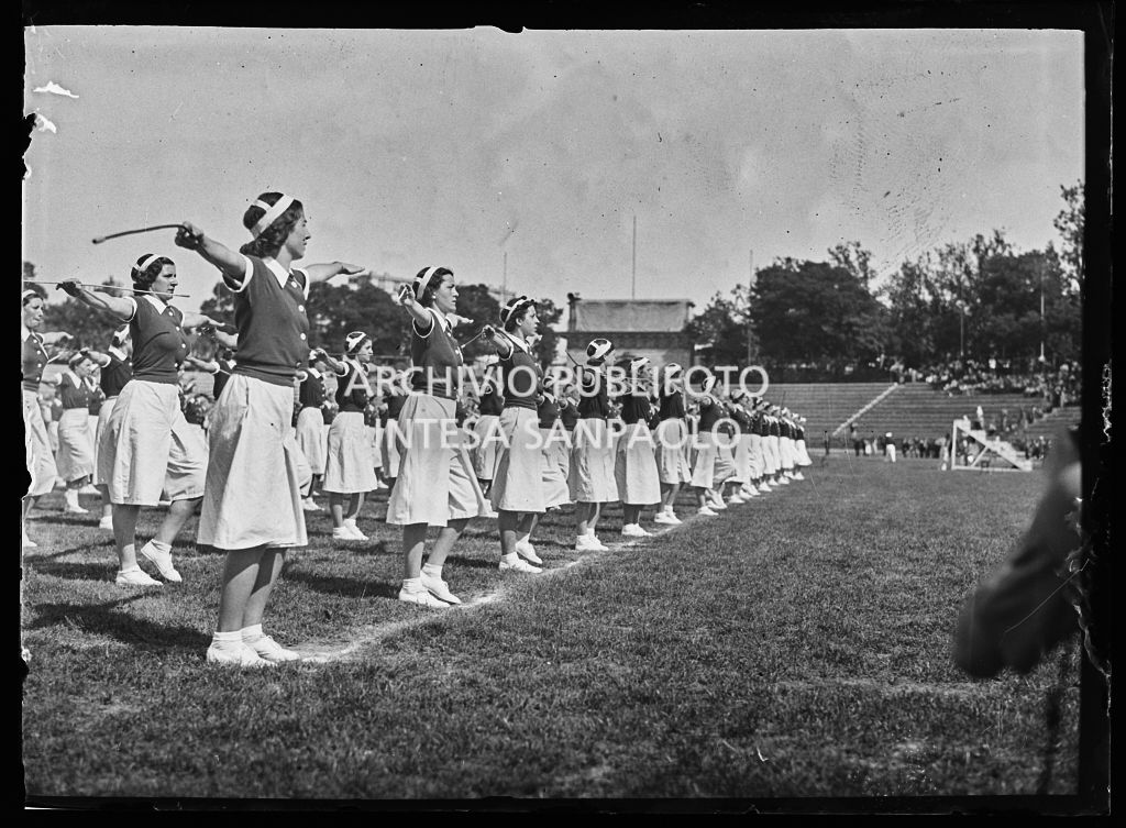 Giovani italiane si esibiscono in un saggio ginnico della Gioventù Italiana del Littorio (GIL) all'Arena di Milano